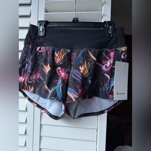 NWT Speed Up MR Short 4" Lined Size 6 Color Veiled Floral Black Multi / Black